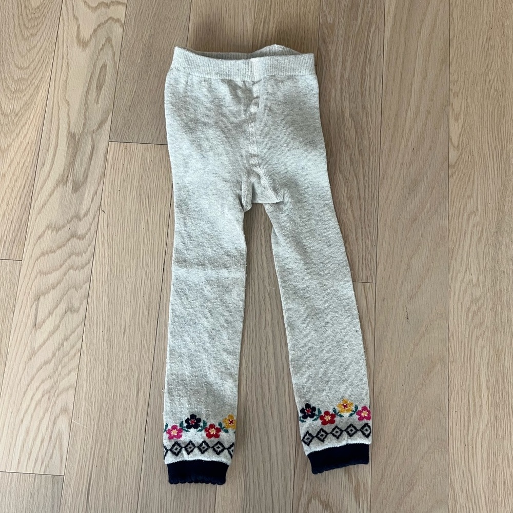 Hanna Andersson leggings in 3T (90 cm). Lt grey with ruffle bottom & multi trim